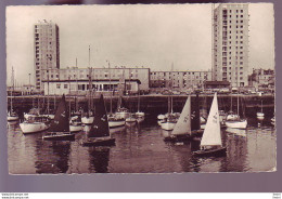 Delcampe - 50 - CHERBOURG - LA STATION DE YACHTING ET LES IMMEUBLES DU CASINO - BATEAUX à VOILE - - Cherbourg