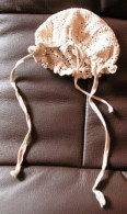 Delcampe - Ancien Bonnet Tricoté Pour Poupée, Folklore, Théâtre, Cinéma _L115 - 1940-1970
