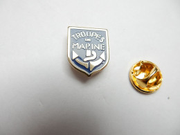 Delcampe - Beau Pin's , Marine , Bateau , Troupes De Marine , Non Signé - Barcos