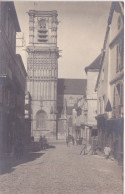 Delcampe - 58 - NIEVRE - CLAMECY - CARTE-PHOTO - RUE DU GRAND MARCHE - EGLISE ET TOUR ST MARTIN - MILITAIRE ET DRAPEAU FRANÇAIS - Clamecy