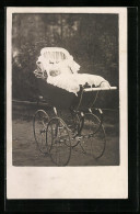 Delcampe - Foto-AK Schlafendes Baby Im Kinderwagen - Sonstige & Ohne Zuordnung