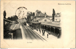 Delcampe - 78 MAISONS LAFFITTE - Arrivee D'un Train En Gare - Maisons-Laffitte