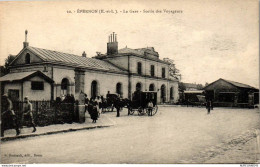 Delcampe - 28 EPERNON - La Gare, Sortie Des Voyageurs - Epernon