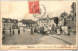 Delcampe - 28 EPERNON - Vue De La Place De L'hotel De Ville - Epernon