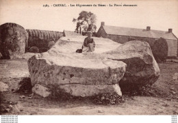 Delcampe - C P A  -  56  -  CARNAC  - Alignement Du Menec La Pierre Résonnante - Carnac