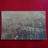 Delcampe - CARTE PHOTO MILITARIA DEFILE LIEU A IDENTIFIER 1918 - Zu Identifizieren