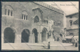 Delcampe - Treviso Città Piazza Indipendanza ANGOLO SCOLLATO Cartolina BB9466 - Treviso