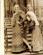 Delcampe - Photo Mode, Models In Gemusterten Kleidern Posieren Auf Einer Treppe, Federboas, 1974 - Fotografie