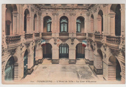 Delcampe - CPA 59 Tourcoing, L'Hotel De Ville, La Cour D'honneur (pk115754) - Tourcoing