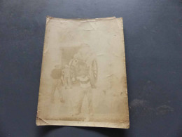 Delcampe - P-24629 , PHOTO, SNAPSHOT , Tonkin, Un Indigène Qui Porte Un Canon Et Un Militaire Sur Le Dos, Scène Inédite, Circa 1900 - Guerra, Militares