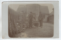 Delcampe - HOMME ET ENFANT CARTE PHOTO COUPANT DU BOIS - Bauern