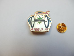 Delcampe - Beau Pin's , Médical , Handicap , Fauteuil Roulant , A Fond La Vie - Médical