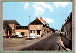 Delcampe - CPSM Dentelée (08) Le CHESNE - Rue De Vouziers En 1960 - Colorisée - Peugeot, Citroën, Renault Dauphine - Le Chesne