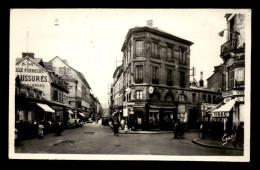 Delcampe - 76 - ELBEUF - PLACE DU CALVAIRE ET RUE DE LA BARRIERE - CAFE DU CENTRE - CHAUSSURES RAIMOND - CHAUSSURES DELALANDRE - Elbeuf