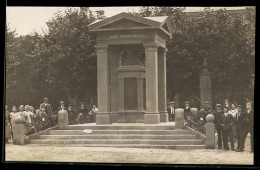 Delcampe - Foto-AK Usingen, Weihe Des Kriegerdenkmals Am Rathaus - Usingen