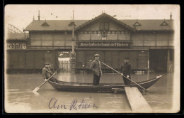 Delcampe - Foto-AK Köln, Männer Auf Einem Ruderboot Während Des Hochwassers Vor Der Niederländischen Dampfschiff-Rhederei - Inondations