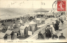 Delcampe - CPA Cabourg La Terrasse Et La Plage - Cabourg