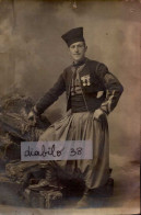 Delcampe - ZOUAVE _ CARTE PHOTO AU BROMURE  AVEC 2 TROUS DE PUNAISE - Uniformen