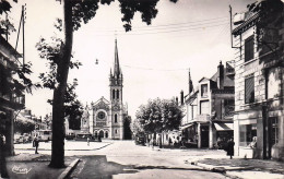Delcampe - 45* BRIARE   Eglise Et Place De La RepubliqueCPSM(9x14cm)   RL59,0572 - Briare