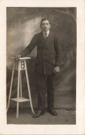 Delcampe - FANTAISIE - Homme - Jeune Garçon - Debout - Costume - Cravate - CPA - Männer
