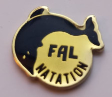 Delcampe - B46 Pin's DAUPHIN FAL NATATION Dolphin Achat Immédiat - Animals