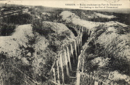 Delcampe - CPA Verdun Boyau Conduisant Au Fort De Douaumont Militaria - Verdun