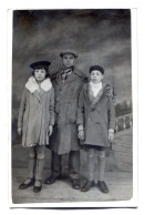 Delcampe - Carte Photo D'un Homme élégant Avec Ces Deux Jeune Enfants Posant Dans Un Studio Photo - Persone Anonimi