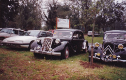 Delcampe - PHOTO  1992,,,  LE  BOURNAT  Dordogne,,, DEUX  TRACTIONS  ET AUTRES VOITURES EN EXPOSITION - PKW