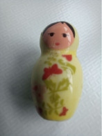 Delcampe - Fève    Poupée Russe Jaune - Autres & Non Classés