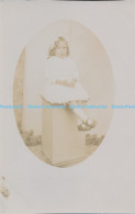 Delcampe - R047110 Old Postcard Little Girl In White Dress - Welt