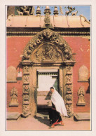 Delcampe - NEPAL BHAKTAPUR LA PORTE DOREE - Nepal