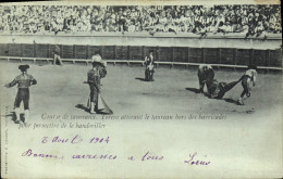 Delcampe - CPA Corrida Course De Taureaux Torero Attirant Le Taureau Hors Des Barricades Pour Permettre De La Banderiller - Corrida
