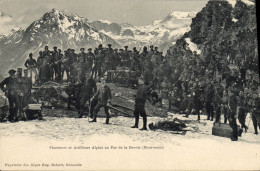 Delcampe - CPA Militaria Chasseurs Alpins Chasseurs Et Artilleurs Alpins Au Pas De La Beccia Mont Cenis - Uniformen