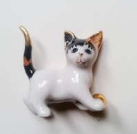 Delcampe - Fève Objet De Vitrine Chat Avec Dorure - Animaux