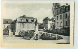 Delcampe - 34685 - SEIGNELAY - CPSM - LA PLACE ET LE MONUMENT AUX MORTS - Seignelay