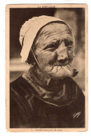 Delcampe - LA BRETAGNE , Vieille Fumeuse De Pipe - Bretagne