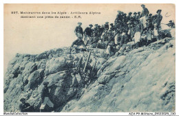 Delcampe - AZAP9-0816-MILITAIRE - Chasseurs Alpins - Artilleurs Alpins Montant Une Pièce De Canon - Manöver