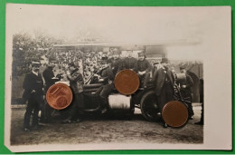Delcampe - Ancienne Carte-photo, Sapeurs Pompiers Et Pompe à Incendie Automobile, Tuyaux, Uniformes, Képis, Ceintures De Feu,1920 ? - Feuerwehr