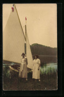 Delcampe - Foto-AK Zwei Schwestern An Einem Segelboot - Vela
