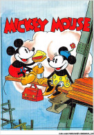 Delcampe - CAR-AAMP4-DISNEY-0354 - Mickey Mouse Et Minnie Mangent - WD 5/26 - Disneyland