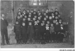 Delcampe - CAR-ABCP11-1041 - ENSEIGNEMENT - GROUPE D'ELEVES GARCONS ET ENSEIGNANTS - CARTE PHOTO - Schulen