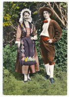 Delcampe - CPSM Dentelée 10.5 X 15 Le Dauphiné Pittoresque  Couple Dauphinois Costumes Traditionnels Folklore - Rhône-Alpes