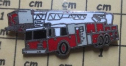 Delcampe - Pin512a        POMPIERS CAMION GRANDE ECHELLE - Pompieri