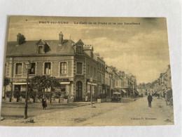 Delcampe - 27 Pacy Sur Eure Le Cafe De La Poste Et La Rue Isambard Voiture Et Personnage - Pacy-sur-Eure