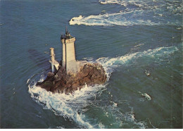 Delcampe - 29 LA POINTE DU RAZ #SAN49700 AU LARGE DE LA POINTE DU RAZ BATTU PAR LES VAGUES D UNE MER LE PHARE DE LA VIEILLE - La Pointe Du Raz