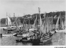 Delcampe - AT-BFP2-29-0552 - FRANCE - DOUARNENEZ - Sardiniers Au Port - Douarnenez