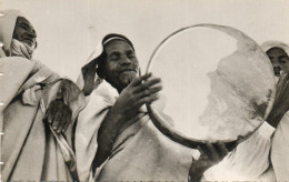 Delcampe - CPSM - T - ALGERIE - JOUEUR DE TAM TAM - Hombres