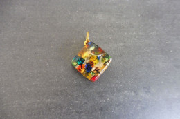 Delcampe - Neuf - Pendentif Carré Verre Murano Glass Multicolore Bleu Rouge Vert Orange Jaune Et Feuille D'or - Pendentifs