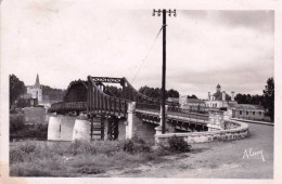 Delcampe - 37 - Indre Et Loire - ILE BOUCHARD - Perspective Des Deux Ponts - Au Fond Léglise Saint Maurice Et L'Hotel De Ville - L'Île-Bouchard