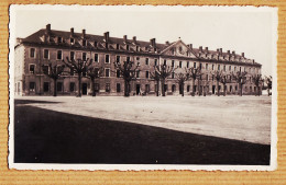 Delcampe - 04427 / Militaria Carte-Photo 1930s CASERNE à Localiser Façade Cour Intérieure - Kasernen